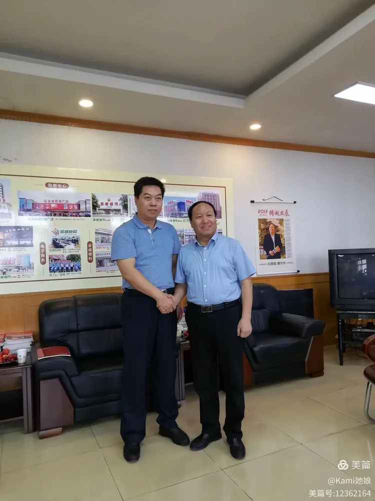 同金威集团总经理石树平亲切交谈金威集团平总介绍金威集团组织架构到